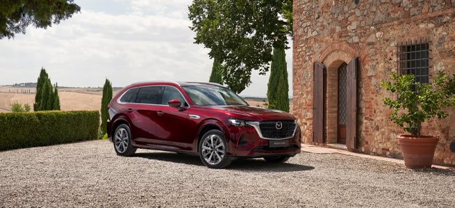 Mazda CX-80 in Artisan Red vor mediterraner Kulisse